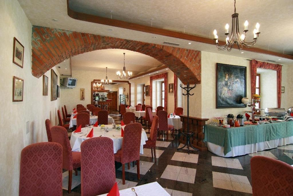 Golf Resort Hotel Konopiste Benesov  Bagian luar foto